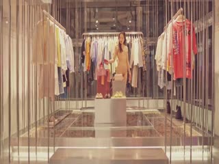 北京天使捷哥全裸逛街購物順便客串展櫃模特，誘人胴體任你飽覽！