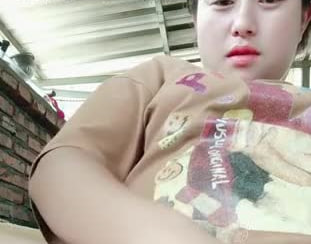 【人妻怀孕中出】白天哄孩子时被大哥强行内射！掰开淫穴特写舔弄大鸡巴，无套爆操射满子宫